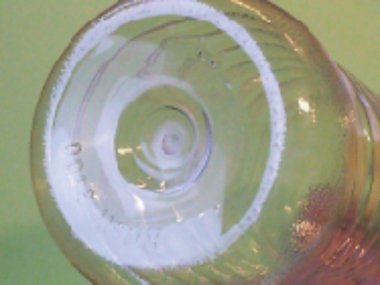 Sodavandsflaske af PET med det let genkendelige mærke i midten af bunden efter indløbet